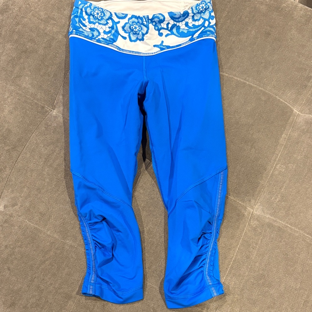 Lululemon Blue Floral Capri Ruched Leggings with drawstring at waist